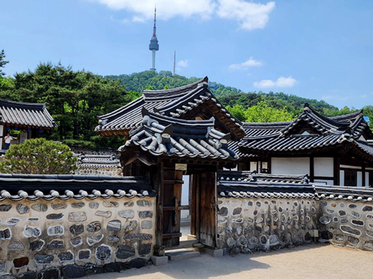 [Seoul City Morning Tour] Gyeongbokgung Palace (Changing of the Guard Ceremony) + Bukchon Hanok Village + Bukak Skyway + Gwangjang Market Tour (English Guide) - Photo 1 of 10